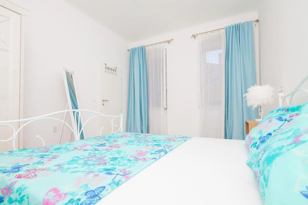 Main Square Apartment Pula 0*,